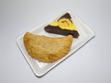 Un ve diğer malzemelerle karıştırılmış iki ıslak kek, yani pastel kekler ve jöleli bisküviler.