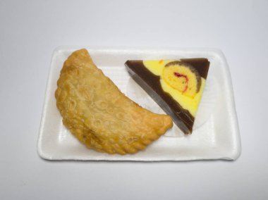 Un ve diğer malzemelerle karıştırılmış iki ıslak kek, yani pastel kekler ve jöleli bisküviler.