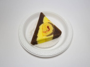 Beyaz bir kapta jöle ve bisküvilerden yapılmış ıslak pasta.