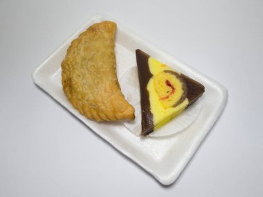 Un ve diğer malzemelerle karıştırılmış iki ıslak kek, yani pastel kekler ve jöleli bisküviler.