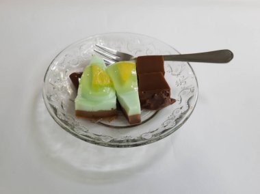 Bir tatlı un ve çikolatalı jöle denen diğer malzemeler.