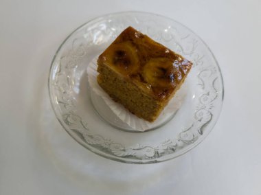 Beyaz arka planda muz dolu kahverengi ekmek genellikle pazarda satılır.