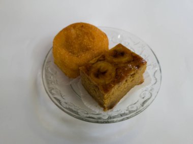 Patates kroketleri ve beyaz arka planda çikolatalı muzlu ekmek.