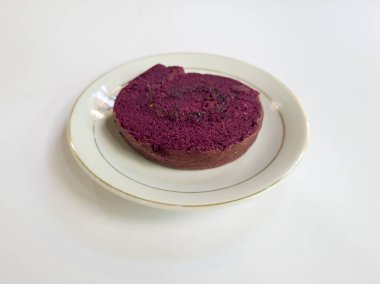 Beyaz tabakta ananas reçeli ile dolu çikolatalı kek ruloları.