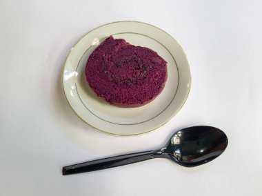 Beyaz tabakta ananas reçeli ile dolu çikolatalı kek ruloları.