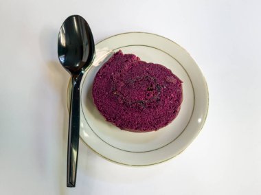 Beyaz tabakta ananas reçeli ile dolu çikolatalı kek ruloları.