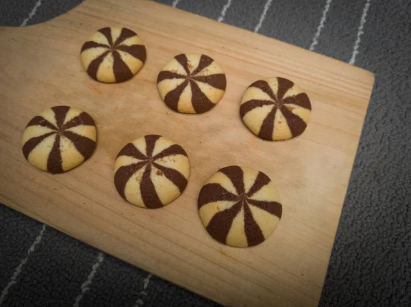 초컬릿 불리우는 밀가루와 재료로 과자들 — 스톡 사진
