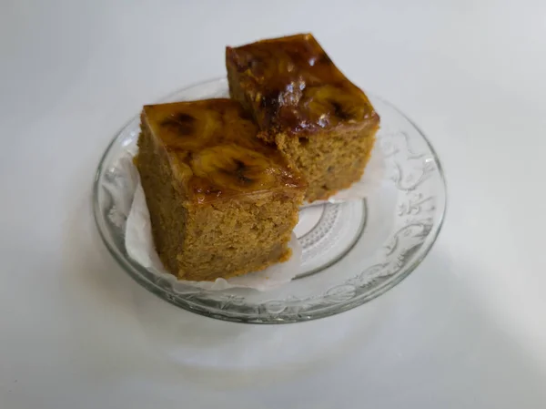 Roti Cokelat Yang Diisi Dengan Pisang Dengan Latar Belakang Putih — Stok Foto