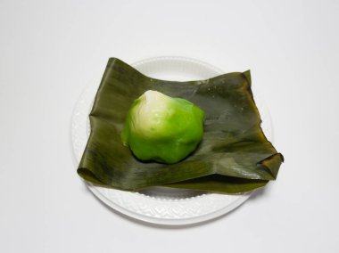 Un ve diğer malzemelerden yapılmış tipik bir Endonezya aperatifi olan pasta mendut.