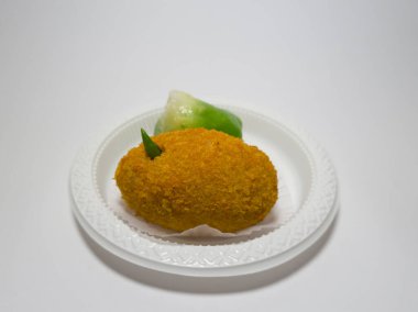 Un ve diğer malzemelerden yapılan tipik Endonezya atıştırmalıkları, yani patates kroketleri ve mendut kekleri