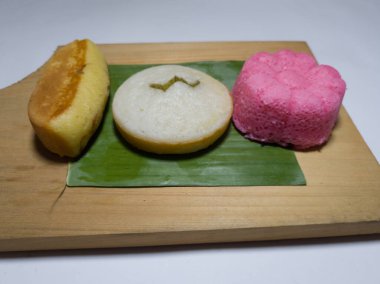 Üç pazar pastası, beyaz apem, kırmızı apem ve kusmuk keki.