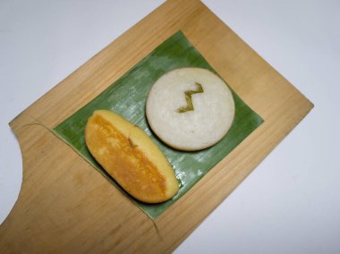 İki pazar pastası, yani muz yaprakları üzerinde beyaz apem ve kusmuk keki.