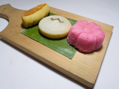 Üç pazar pastası, beyaz apem, kırmızı apem ve kusmuk keki.