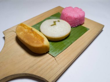 Üç pazar pastası, beyaz apem, kırmızı apem ve kusmuk keki.