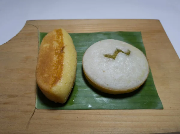 Dos Pasteles Mercado Saber Apem Blanco Pastel Pukis Hojas Plátano —  Fotos de Stock