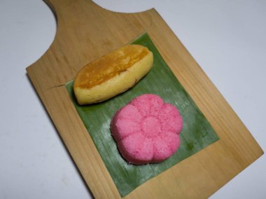 İki pazar pastası, yani kusmuk ve yeşil muz yapraklı kırmızı maymun.