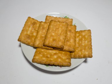 Buğday ve diğer malzemelerden yapılan kuru ekmeğe kraker bisküvi denir.