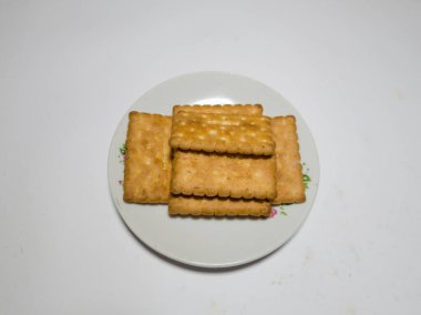 Buğday ve diğer malzemelerden yapılan kuru ekmeğe kraker bisküvi denir.