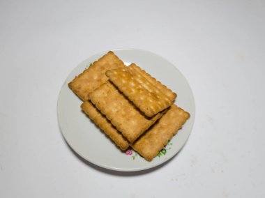 Buğday ve diğer malzemelerden yapılan kuru ekmeğe kraker bisküvi denir.