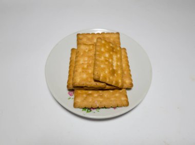 Buğday ve diğer malzemelerden yapılan kuru ekmeğe kraker bisküvi denir.