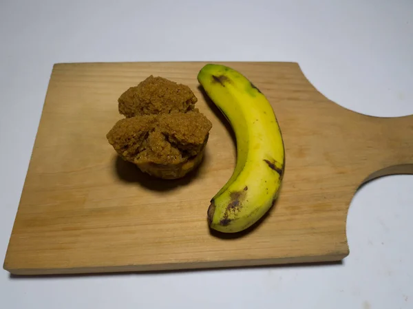 쟁반에 초콜릿 스펀지 케이크와 바나나를 곁들인 — 스톡 사진