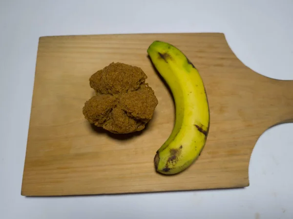 Snacks Mercado Con Pastel Esponja Chocolate Plátanos Una Bandeja Madera — Foto de Stock