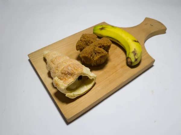 Market Snacks Wooden Trays Cum Cum Cake Blooming Chocolate Sponge — Stockfoto