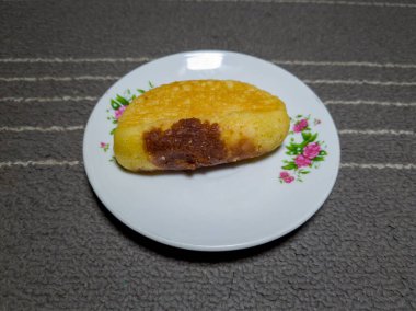 Çikolata aromalı kusmuk keki beyaz tabakta.