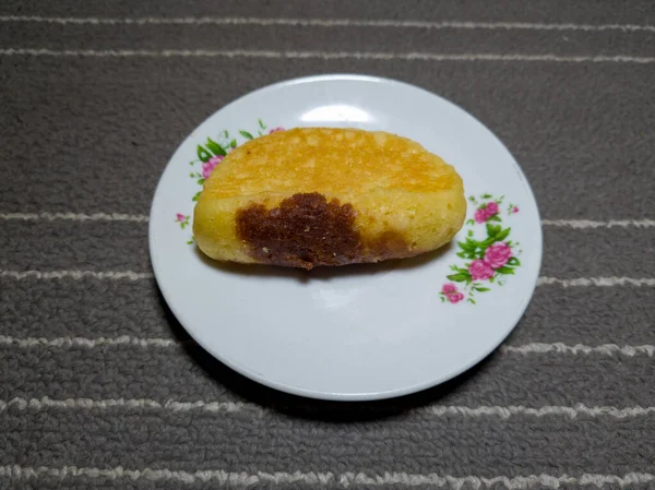 Chocolate Flavored Pukis Cake White Plate — Stock Photo, Image