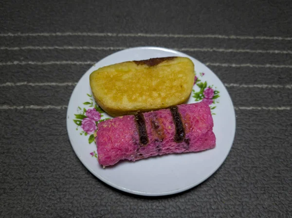 Rouleaux Crêpes Rouges Gâteau Aux Pukis Chocolat Sur Une Assiette — Photo