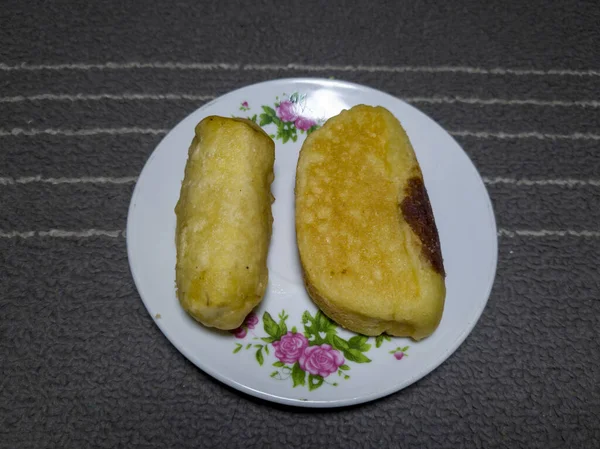 Pastel Pukis Con Chocolate Plátano Frito Plato Blanco —  Fotos de Stock