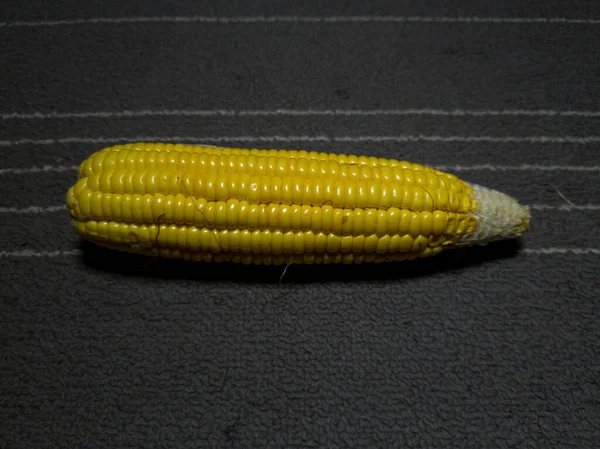 Жовта Сира Кукурудза Сірій Тканині Білими Смужками — стокове фото