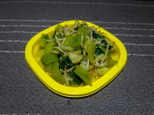 Piatto Vegetale Contenente Germogli Fagioli Verdure Senape Salate Con Sugo — Foto Stock