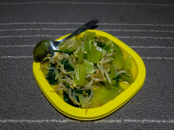 蔬菜盘 含豆芽 味道鲜美的芥末青菜 肉汁在黄色容器中 — 图库照片