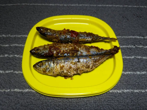 Tres Pescados Mar Cocidos Con Sabor Agridulce Recipiente Amarillo — Foto de Stock