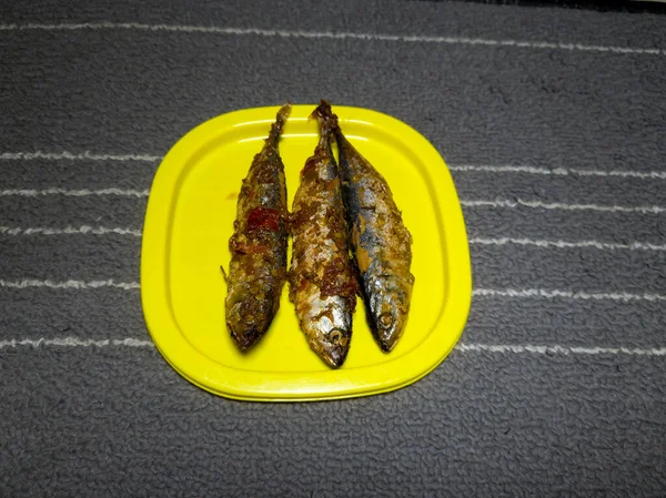Drie Zeevissen Gekookt Met Zoetzure Smaak Een Gele Container — Stockfoto