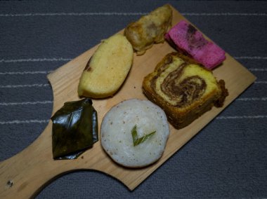 Un ve diğer malzemelerden yapılmış pazar atıştırmalıkları.