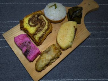 Un ve diğer malzemelerden yapılmış pazar atıştırmalıkları.