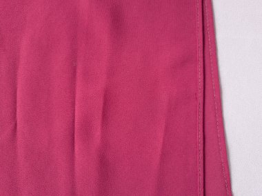 Koyu kırmızı kumaşın diğer renklerle birleştirilmiş soyut arkaplanı