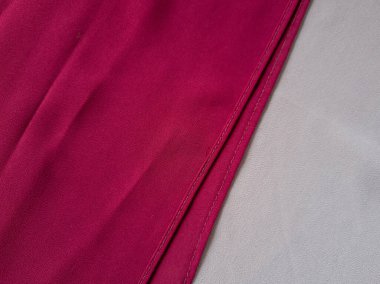 Koyu kırmızı kumaşın diğer renklerle birleştirilmiş soyut arkaplanı