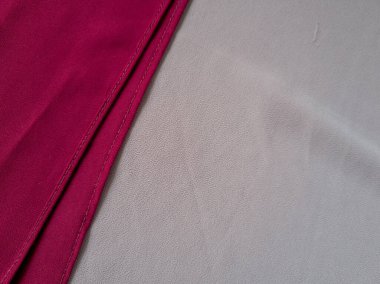 Koyu kırmızı kumaşın diğer renklerle birleştirilmiş soyut arkaplanı