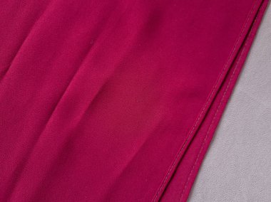 Koyu kırmızı kumaşın diğer renklerle birleştirilmiş soyut arkaplanı