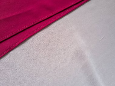 Koyu kırmızı kumaşın diğer renklerle birleştirilmiş soyut arkaplanı