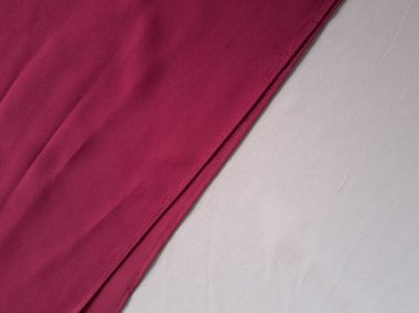 Koyu kırmızı kumaşın diğer renklerle birleştirilmiş soyut arkaplanı