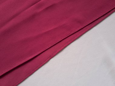 Koyu kırmızı kumaşın diğer renklerle birleştirilmiş soyut arkaplanı