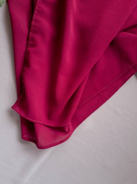 Koyu kırmızı kumaşın diğer renklerle birleştirilmiş soyut arkaplanı