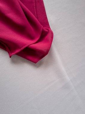 Koyu kırmızı kumaşın diğer renklerle birleştirilmiş soyut arkaplanı