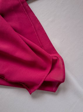 Koyu kırmızı kumaşın diğer renklerle birleştirilmiş soyut arkaplanı