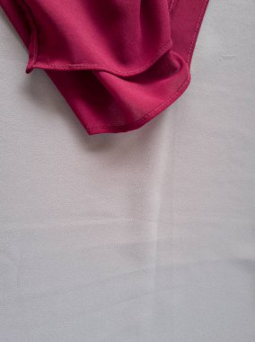 Koyu kırmızı kumaşın diğer renklerle birleştirilmiş soyut arkaplanı