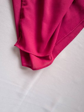 Koyu kırmızı kumaşın diğer renklerle birleştirilmiş soyut arkaplanı